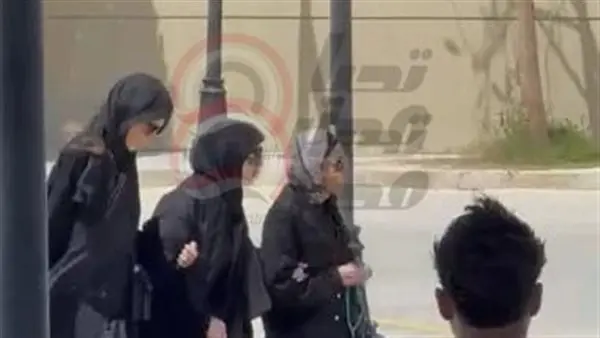 مش قادرة تقف على رجلها. لحظة وصول ميرفت أمين لـ جنازة هاني شاكر