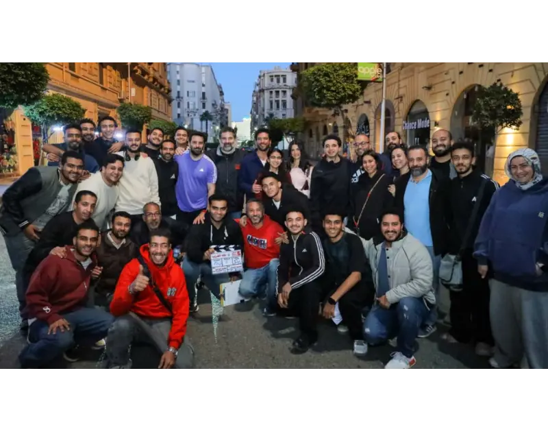 صناع "طه الغريب" يحتفلون بانتهاء التصوير استعدادًا لعرضه في الصيف