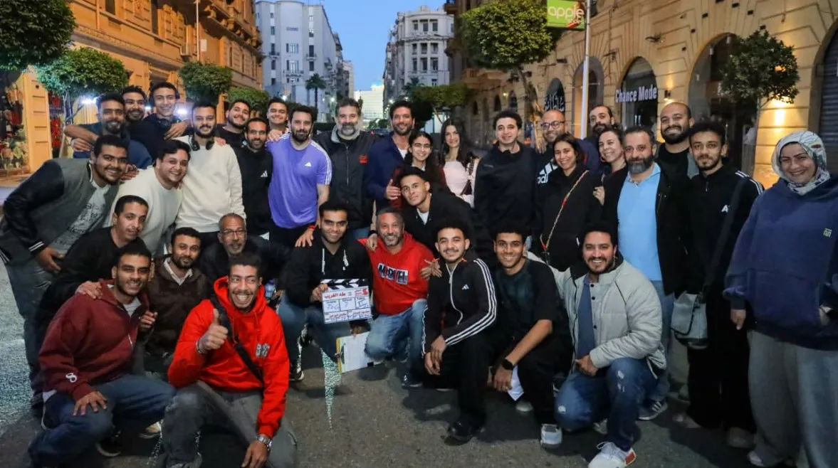 صناع "طه الغريب" يحتفلون بانتهاء التصوير استعدادًا لعرضه في الصيف