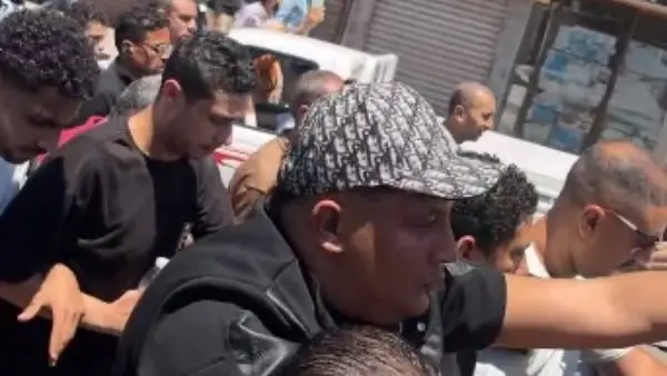انهيار حمو بيكا أثناء تشييع جثمان والده الراحل