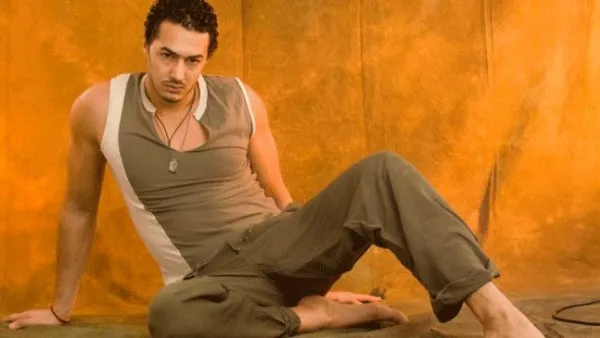 فى كيف يتعامل أحمد هارون مع المعجبات ودخوله عالم التمثيل