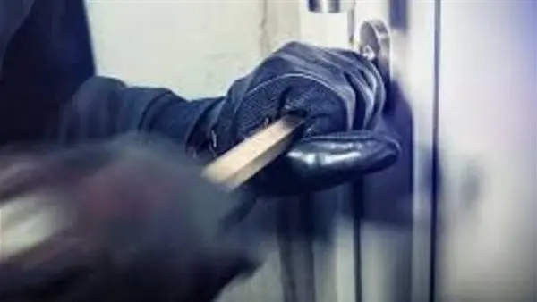 سقوط لص داخل عقار بالطالبية.. حارس يضبطه متلبسًا بعد قطع كاميرات المراقبة