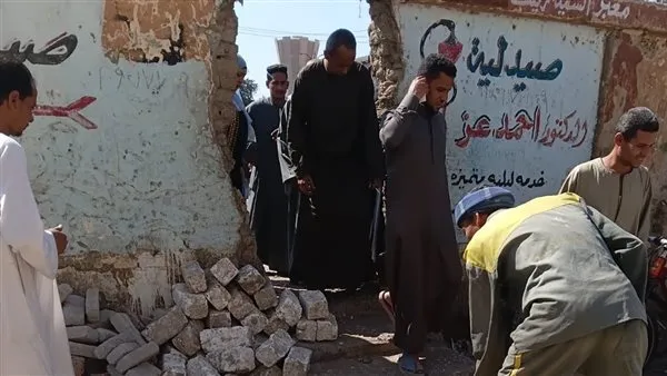 غلق منفذ غير شرعي للعبور على السكة الحديد بمنطقه حي وسط بالأقصر