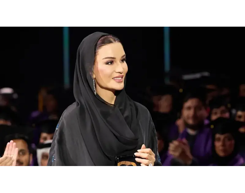 الشيخة موزا تتألّق بالأسود المطرّز خلال لقائها الفائزين بجائزة "مؤسسة قطر للتفوّق" (صور)