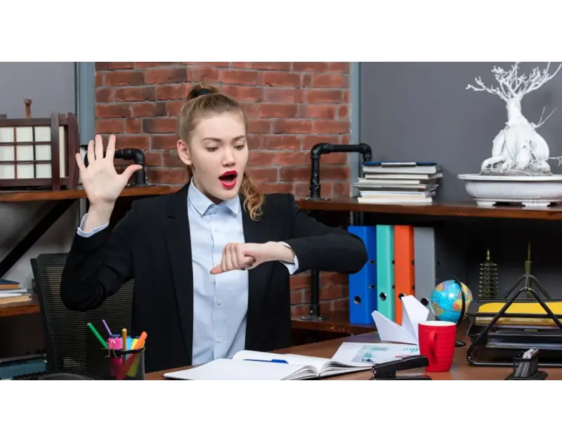 جيل زد ودوام العمل: هل التأخر 10 دقائق أصبح أمراً طبيعياً؟ (فيديو وصور)
