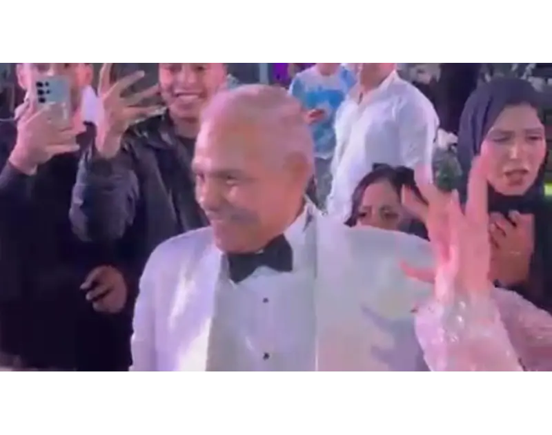 "إيه اليوم الحلو ده". محمد رضوان يخطف الأنظار برقص عفوي في حفل زفاف نجله (صور)