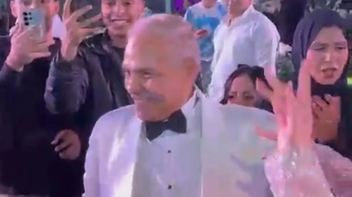 "إيه اليوم الحلو ده". محمد رضوان يخطف الأنظار برقص عفوي في حفل زفاف نجله (صور)