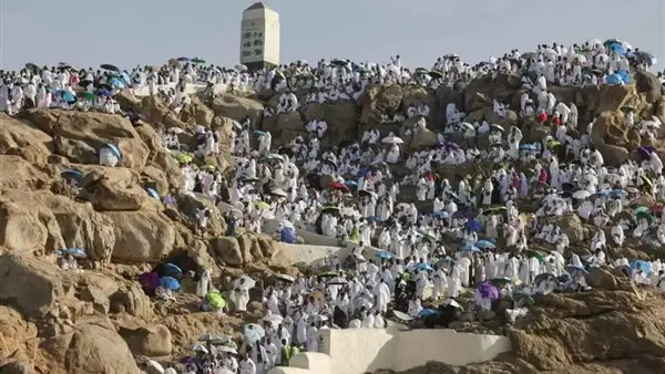 لأداء الركن الأعظم.. الحجاج يتوافدون إلى صعيد عرفات