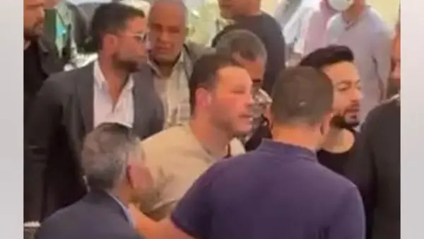 حمادة هلال ينهار بالبكاء أثناء صلاة الجنازة على هاني شاكر