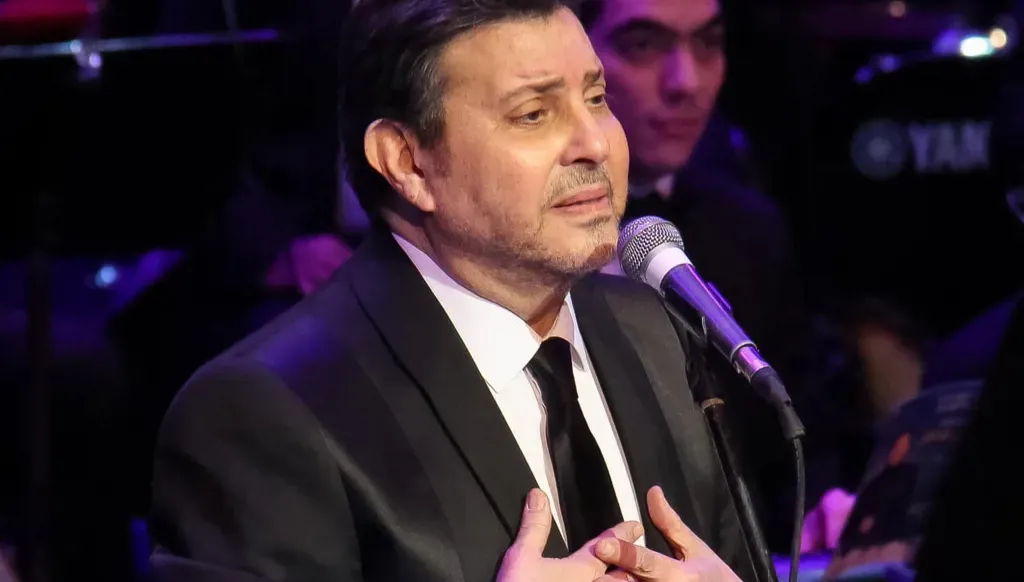 لماذا نحب هاني شاكر رغم أنه يُبكينا كثيراً