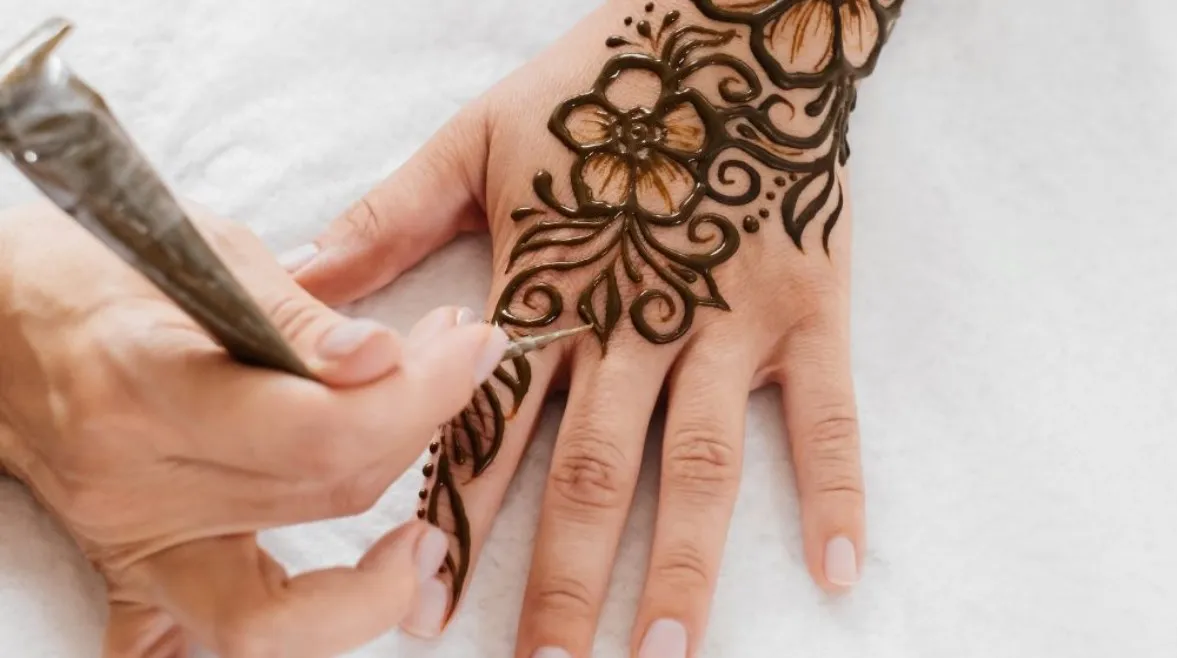 احذروا "الحنة السوداء" في العيد. دراسة: تسبب حروق كارثية وتصبغات دائمة