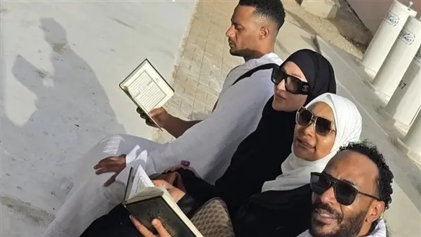 بملابس الإحرام والمصحف. أحدث ظهور لمحمد رمضان أثناء أداء فريضة الحج