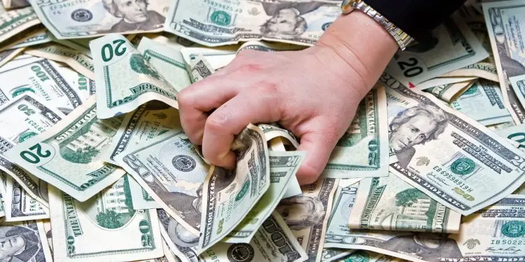 ضربة اخر الاسبوع على دماغ تجار العملة: 11 مليون جنيه