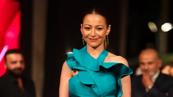 منة شلبي تحصد جائزة الممرضة المثالية رغم جرائمها في الحلقة الأولى من مسلسل عنبر الموت