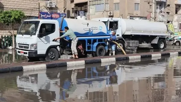بالصور..رئيس شركة مياه الفيوم يتابع إصلاح عطل طارئ بخط صرف صحي الحادقة