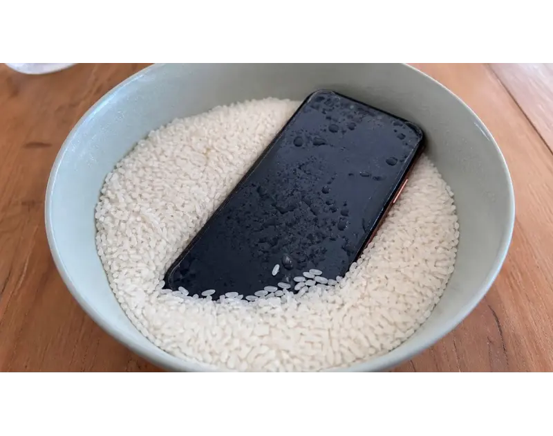 وضع هاتفك المبلل في الأرز. هل طريقة فعالة حقَا أم مجرد خرافة