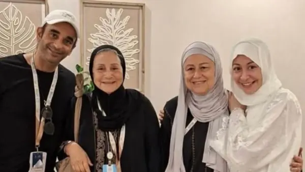 صور متداولة منة شلبي وأحمد الجنايني خلال أداء فريضة الحج