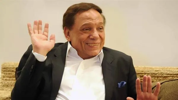 قهوة عكاشة وقرش صاغ ومقالب الطفولة. كيف صنعت الحارة ملامح عادل إمام