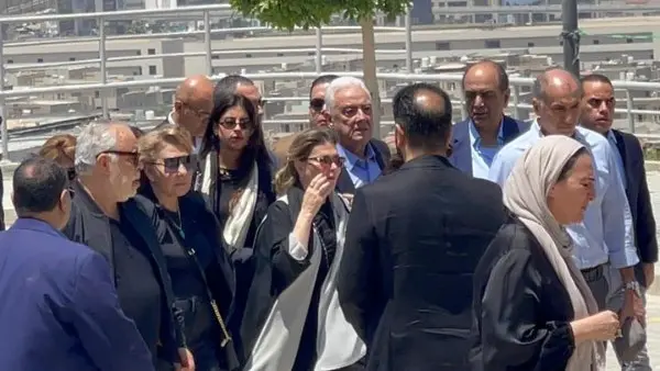 انهيار نهلة توفيق أثناء استقبال جثمان زوجها هاني شاكر