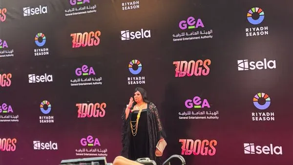 بالأسود. فيفي عبده أول الحضور في العرض الخاص لـ فيلم 7DOGS