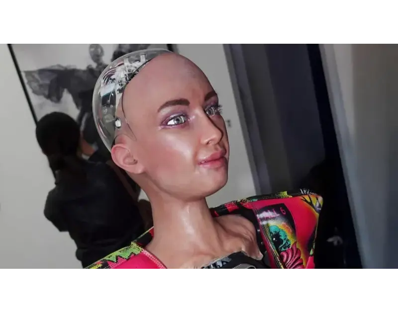 الروبوت "صوفيا" تقدّم عرضها الأول برفقة أوركسترا حيّة (فيديو)