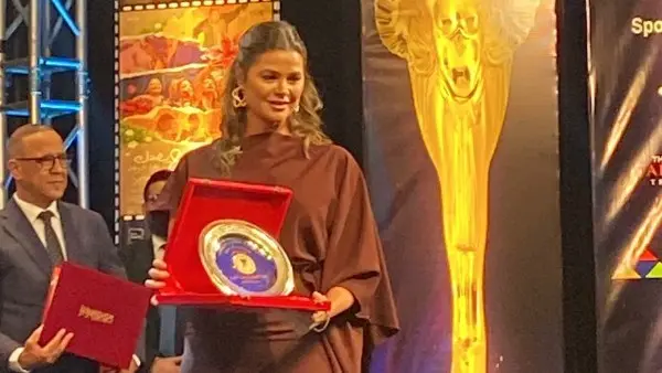 تكريم يسرا اللوزي عضو لجنة تحكيم في ختام مهرجان المركز الكاثوليكي للسينما