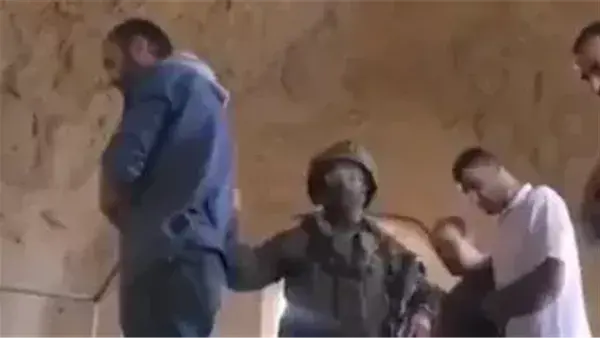 جندي إسرائيلي يعتدي على فلسطينيين أثناء أدائهم الصلاة بالضفة الغربية