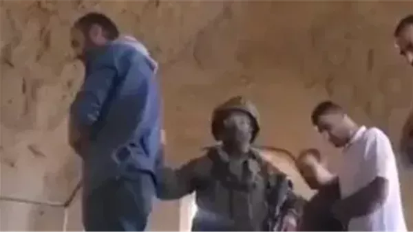 جندي إسرائيلي يعتدي على فلسطينيين أثناء أدائهم الصلاة بالضفة الغربية
