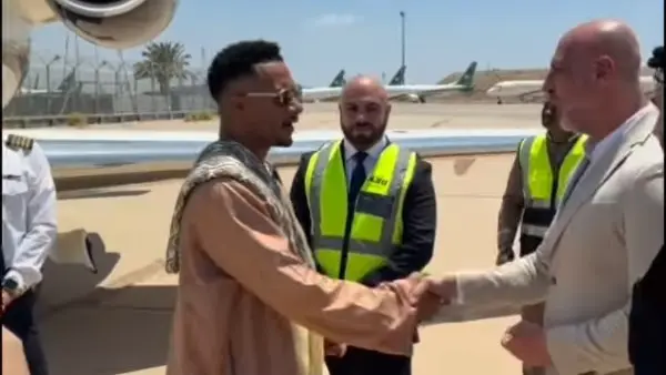 بالجلابية. محمد رمضان يصل إلى بغداد لحضور عرض فيلم أسد | صور