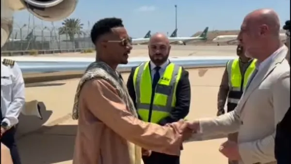 بالجلابية. محمد رمضان يصل إلى بغداد لحضور عرض فيلم أسد | صور