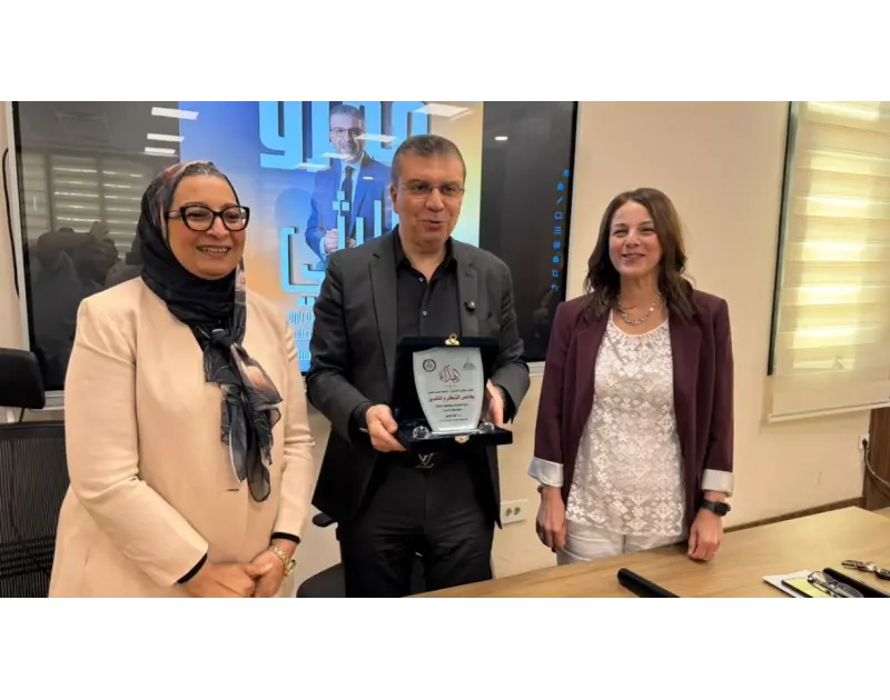 كلية الإعلام جامعة عين شمس تكرم عمرو الليثي كأفضل إعلامى في 2026