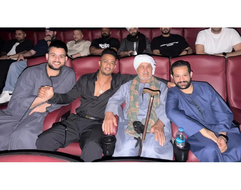 محمد رمضان يشاهد “أسد” مع أصحاب واقعة "الجلباب الصعيدي" في السينما
