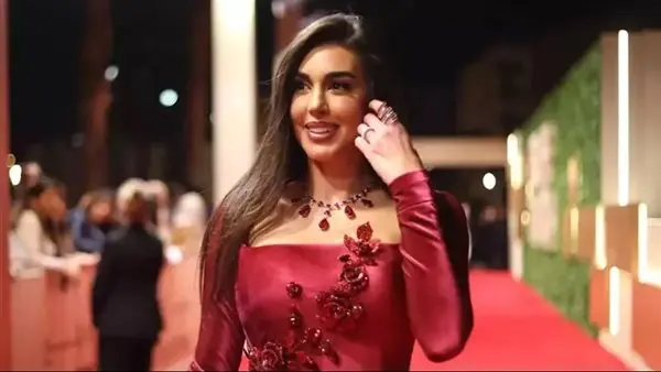 ياسمين صبري عن الحشريين والمتطفلين: "ماشية في طريقي ومبسوطة بيه"