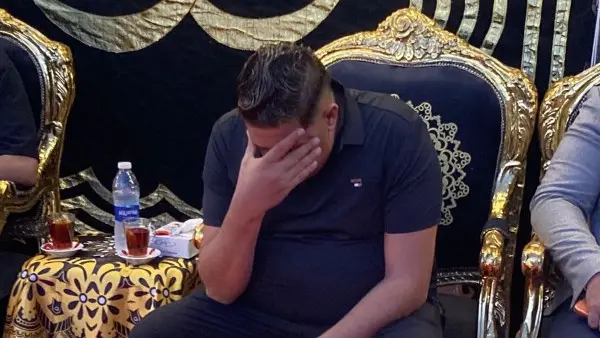 انهـيار حمو بيكا خلال استقبال عــزاء والده الراحل بالإسكندرية
