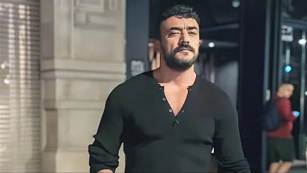 نجوم سنة أولى منصات. أحمد العوضي يخلع ثوب الشعبي ويظهر كمخرج ومكتشف نجوم في الأستاذ