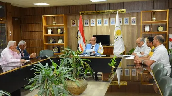 جامعة أسيوط تبحث تطوير مركز التجارب والبحوث الزراعية