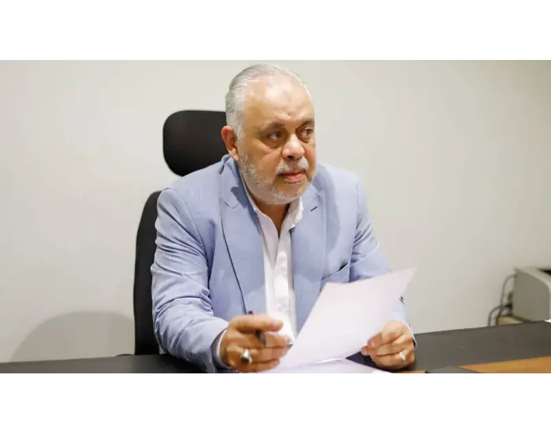 أشرف زكي يتحرك قانونياً: شكوى ضد مذيع يقتحم جنازات الفنانين