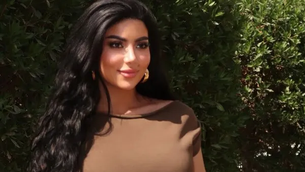 بالكاجوال. كارولين عزمي تستعرض رشاقتها