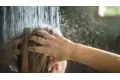 الاستحمام صباحًا أم مساءً؟ خبراء يحسمون الجدل