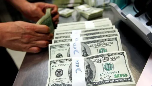 الدولار يواصل تراجعه أمام العملات الأجنبية.. ما الاسباب؟
