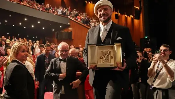 لحظة بكاء جون ترافولتا بعد حصوله على السعفة فيديو