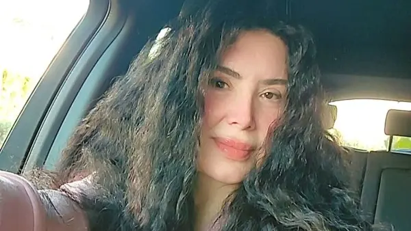 عبير صبري تشارك جمهورها صورا عفوية من سيارتها
