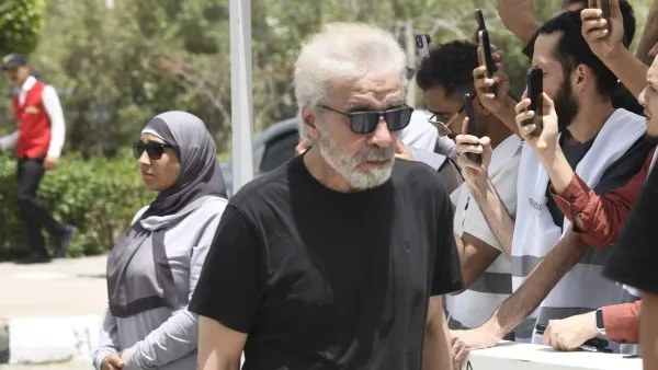 مفيد عاشور يودع حماه الفنان عبدالرحمن أبو زهرة من مسجد الشرطة الشيخ زايد