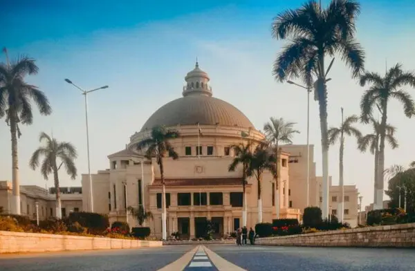 خيوط اللعبة الجديدة في جامعة القاهرة: كواليس السيطرة على عقول الطلاب بالذكاء الاصطناعي والتطوع