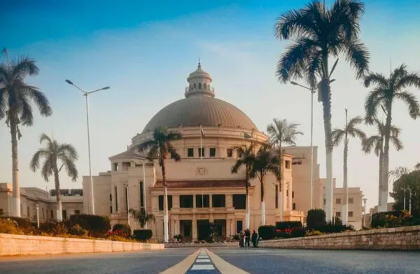 خيوط اللعبة الجديدة في جامعة القاهرة: كواليس السيطرة على عقول الطلاب بالذكاء الاصطناعي والتطوع