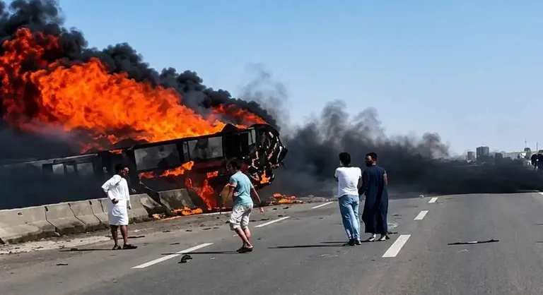 حادث مروع في البصرة.. تفاصيل فاجعة تصادم حافلة وصهريج بالعراق