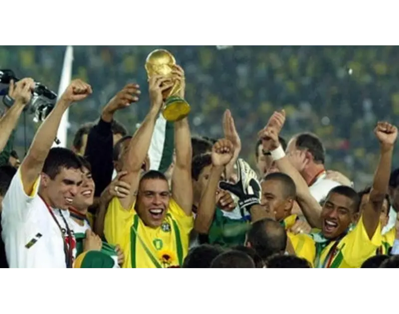 سر قصة شعر رونالدو الظاهرة في مونديال 2002.. حكاية الأب والابن