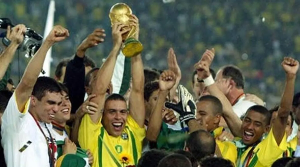 سر قصة شعر رونالدو الظاهرة في مونديال 2002.. حكاية الأب والابن