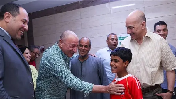 لقطات من زيارة محمود الخطيب لمشجع الأهلي المصاب