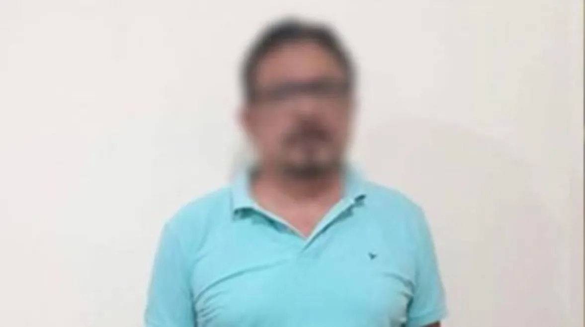 وسط حراسة مشددة.. وصول مالك مدرسة هابي لاند المتهم بالتعدي على صغار للمحكمة
